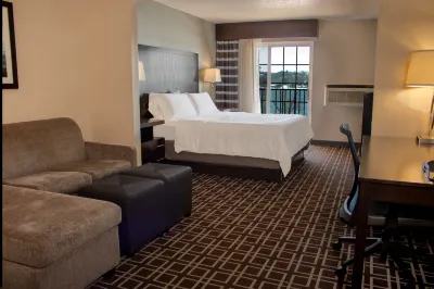 Holiday Inn Express le Claire Riverfront-Davenport Hotels near Antique Archaeology