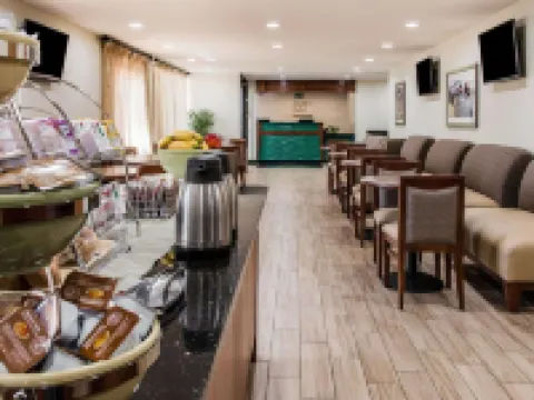 Quality Inn & Suites Warren - Detroit Hotels in Warren