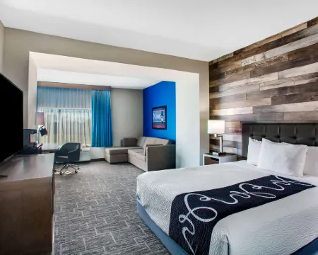 La Quinta Inn & Suites by Wyndham Pittsburg Hotels in Pittsburg
