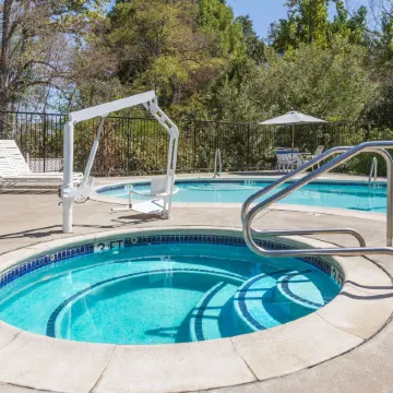 Creekside Inn & Suites