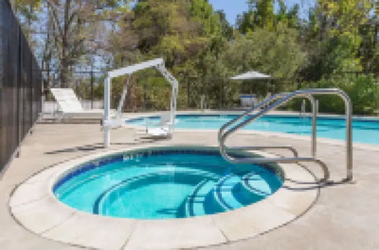 Creekside Inn & Suites