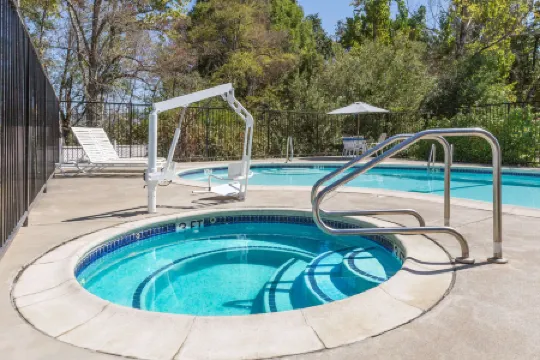 Creekside Inn & Suites