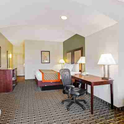 La Quinta Inn & Suites by Wyndham Lancaster Rooms