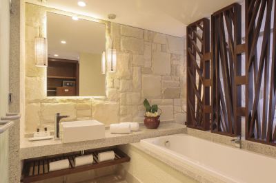 Master with Bathtub, Suite, 1 King, Garden View, Balcony