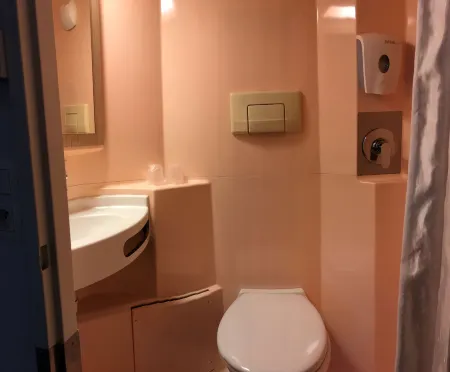 Premiere Classe Marseille Est - la Valentine Отели рядом с достопримечательностью «Eglise Sainte-Rita de Marseille»