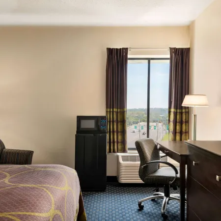 Super 8 by Wyndham Liverpool/Syracuse North Airport Отели рядом с достопримечательностью «Конгресс-центр The Oncenter»