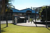 David Motor Inn - Parking