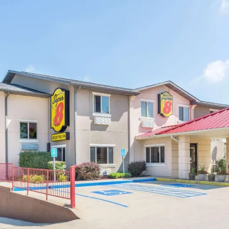 Super 8 by Wyndham Bloomington University Area