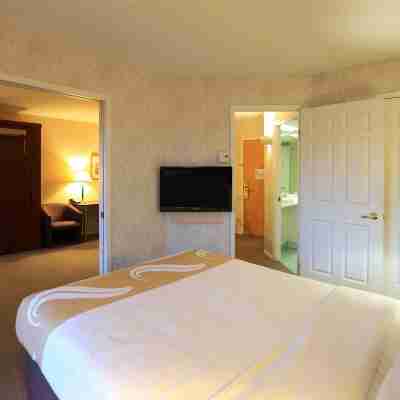 Hotel Quality Suites Rooms