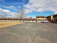 Split Mountain Motel - parking