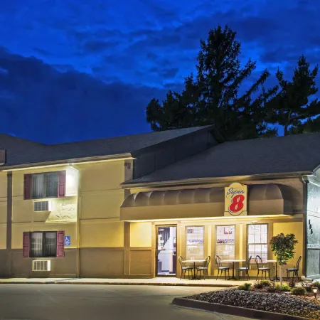 Super 8 by Wyndham Pella