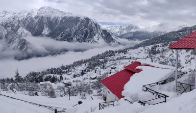 Mountain Rover Auli山外山 Kashi Math附近的飯店