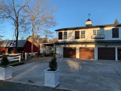 Five-Star Historic Boyd Harvey Carriage House 2 Bedroom Home by Redawning