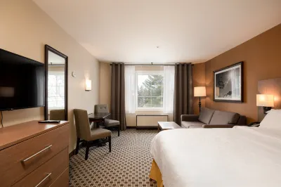 Holiday Inn Express & Suites Tremblant Hotels in Mont-Tremblant