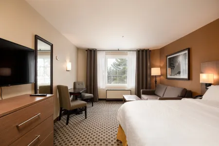 Holiday Inn Express & Suites Tremblant Отели рядом с достопримечательностью «Ski de fond Mont-Tremblant»