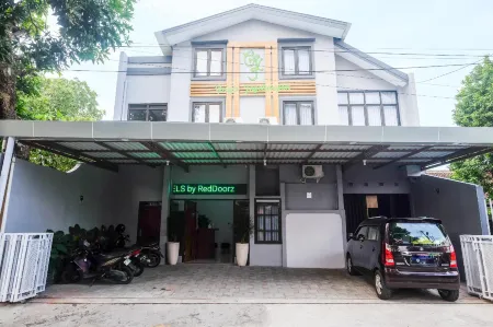 Urbanview Griya Jogokaryan by RedDoorz Отели в г. Джокьякарта