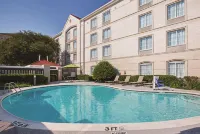 La Quinta Inn & Suites by Wyndham Dallas Plano West - piscina