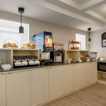 Days Inn by Wyndham Toronto West Mississauga