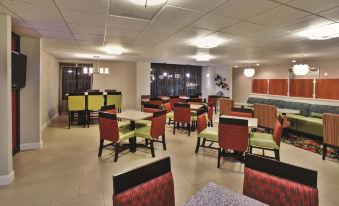 La Quinta Inn & Suites by Wyndham Elkview - Charleston NE