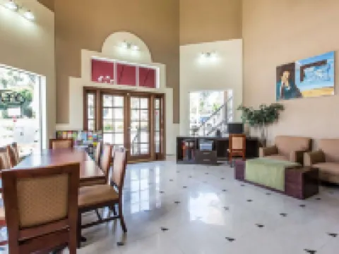 エコノ ロッジ イン & スイーツ フォールブルック ダウンタウン フォールブルックのホテル