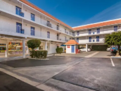 Motel 6 Monterey Park, CA Hotel berhampiran Monterey Park Historical Museum