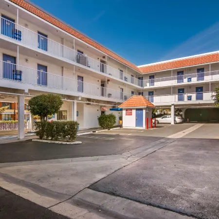 Motel 6 Monterey Park, CA Отели рядом с достопримечательностью «Монтерей Парк Рекреэйшен»