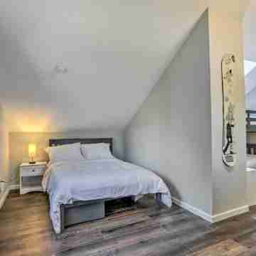 2 Mi to Waterpark Vernon Township Gem with Balcony Rooms