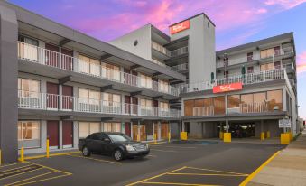 Red Roof Plus+ & Suites Virginia Beach - Seaside