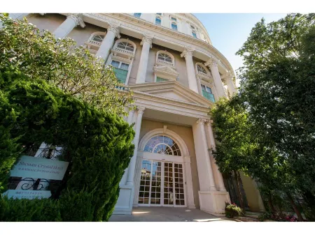 Shonan Kamakura Crystal Hotel Отели рядом с достопримечательностью «Кампус Сёнан Фудзисава университета Кейо»