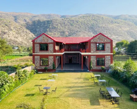 ปุชคาร์ รีทรีท รีสอร์ท โรงแรมในปุชการ์