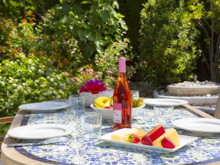 Rafol Отели рядом с достопримечательностью «Red Walls»