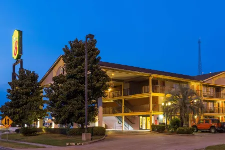 Super 8 by Wyndham Metairie