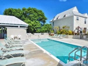 Duval Breeze by AvantStay Great Location Close to Beach Nightlife Shared Pool Week Long Stays