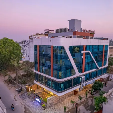 Pax Grand Blue - Rooftop Swimming Pool & Restaurant - 500 Mtr from Udaipur Railway Station