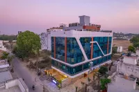 Pax Grand Blue - Rooftop Swimming Pool & Restaurant - 500 Mtr from Udaipur Railway Station - Kæledyr tilladt