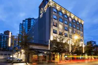 Quality Inn & Suites Downtown Vancouver Hotel dekat Library Square Public House