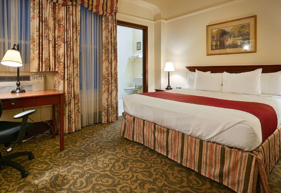 [호텔 로비의 안락한 벽난로 공간]