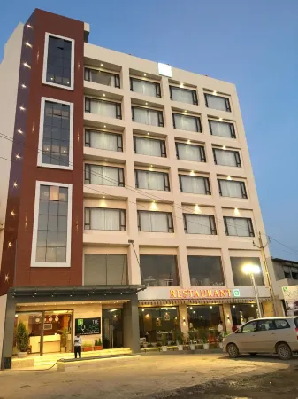 The Square Somnath Отели рядом с достопримечательностью «Veraval Seafront»