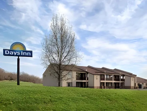 Days Inn by Wyndham Hannibal Hotels in Mason Township