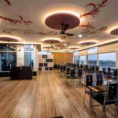 Crystal Lake Suites Dining/Meeting Rooms