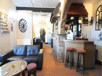 Twin Oaks Hotel - С баром