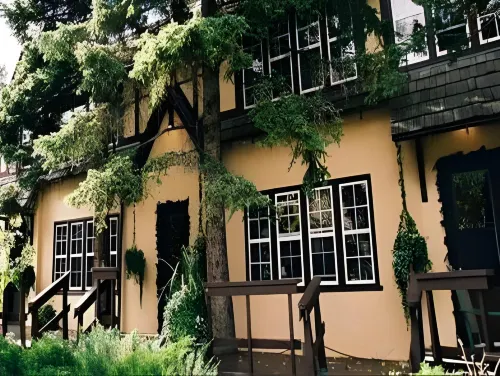 Crandell Mountain Lodge Hotels in Waterton