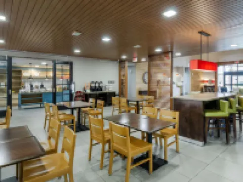 カントリー イン & スイーツ バイ ラディソン シャーロッツビル UVA バージニア シャーロッツヴィルのホテル