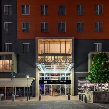 Protea Hotel Fire & Ice! Johannesburg Melrose Arch Отели рядом с достопримечательностью «Мелроуз»