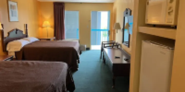 Deluxe Inn & Suites - Traditional Double Or Twin Room, Smoking