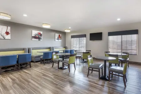 Best Western Plus Mansfield Inn  Suites Отели рядом с достопримечательностью «Харди Альмон Соссер Комплекс»