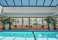 Graduate by Hilton Lincoln - Swimmingpools