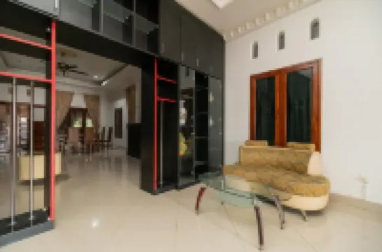 RedDoorz Syariah Near Universitas Putra Indonesia Padang