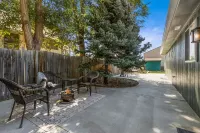 Downtown Windsor Home With Hot Tub & Pool Table Hotels in Windsor