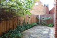 Stunning Central Windsor Town House with Parking Hotels in Old Windsor